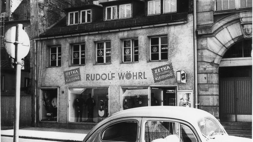 Mit dem "Zetka" - was ausgeschrieben für "zuverlässige Kleidung" steht - legte Wöhrl 1933 den Grundstein des Unternehmens. Das winzige Geschäft in der Nürnberger Ludwigsstraße 18 bot Kleidung für Herren und Knaben. Doch der zweite Weltkrieg hinterließ seine Spuren. Das Geschäftshaus wurde am 2. Januar 1945 bei einem Luftangriff in Nürnberg völlig zerstört und zwang Wöhrl zu seinem Neuanfang.