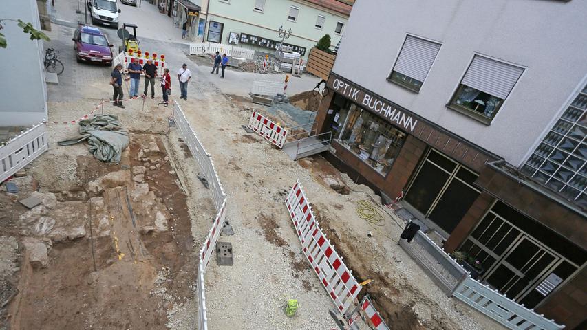 Bei der Sanierung der Hauptstraße in Höchstadt wurde ein Teil der alten Stadtmauer freigelegt. Dabei stieß man auf das innere Bamberger Tor, dessen Lage sich jetzt erstmals genau bestimmen lässt.