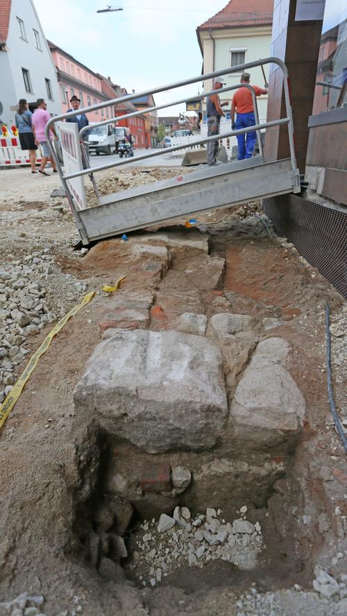 Die Grabungen haben die mächtigen Steine der ehemaligen Stadtmauer freigelegt.