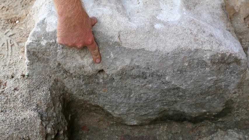 Zum Heben der schweren Sandsteinblöcke setzte man in früheren Zeiten Greifer ein, die im Material ihre Spuren hinterlassen haben.