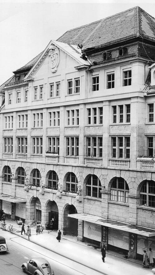 Die Aufnahme von 1951 zeigt das Kaufhaus am Weißen Turm. Hier legten ausländische Zwangsarbeiter 1945 ein Feuer, das Haus wurde von Hans Levy wieder aufgebaut und 1984 von Rudolf Wöhrl übernommen.