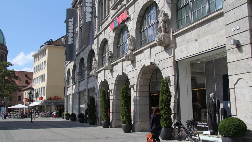 Das Stammhaus wird 2004 zum Flagship-Store. Mit dem ersten Adidas-Performance-Center findet die Modernisierung auch im traditionsreichen Wöhrl-Kaufhaus Einklang. Fortan zählt es zu den größten Mode- und Sporthäusern Deutschlands. Zudem wird der erste U-eins Concept Store, ein Young-Fashion-Konzept von Wöhrl, dort ins Leben gerufen.
