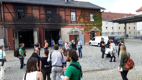 Fakt Nr. 6: Bei den Dreharbeiten ging es diesmal auch ganz schön heiß her: Da auf die Unterkunft im Film ein Brandanschlag verübt wird, musste ein Stuntman als lebende Fackel herhalten. Ob er das Mordopfer gedoubelt hat oder nicht, wird noch nicht verraten.