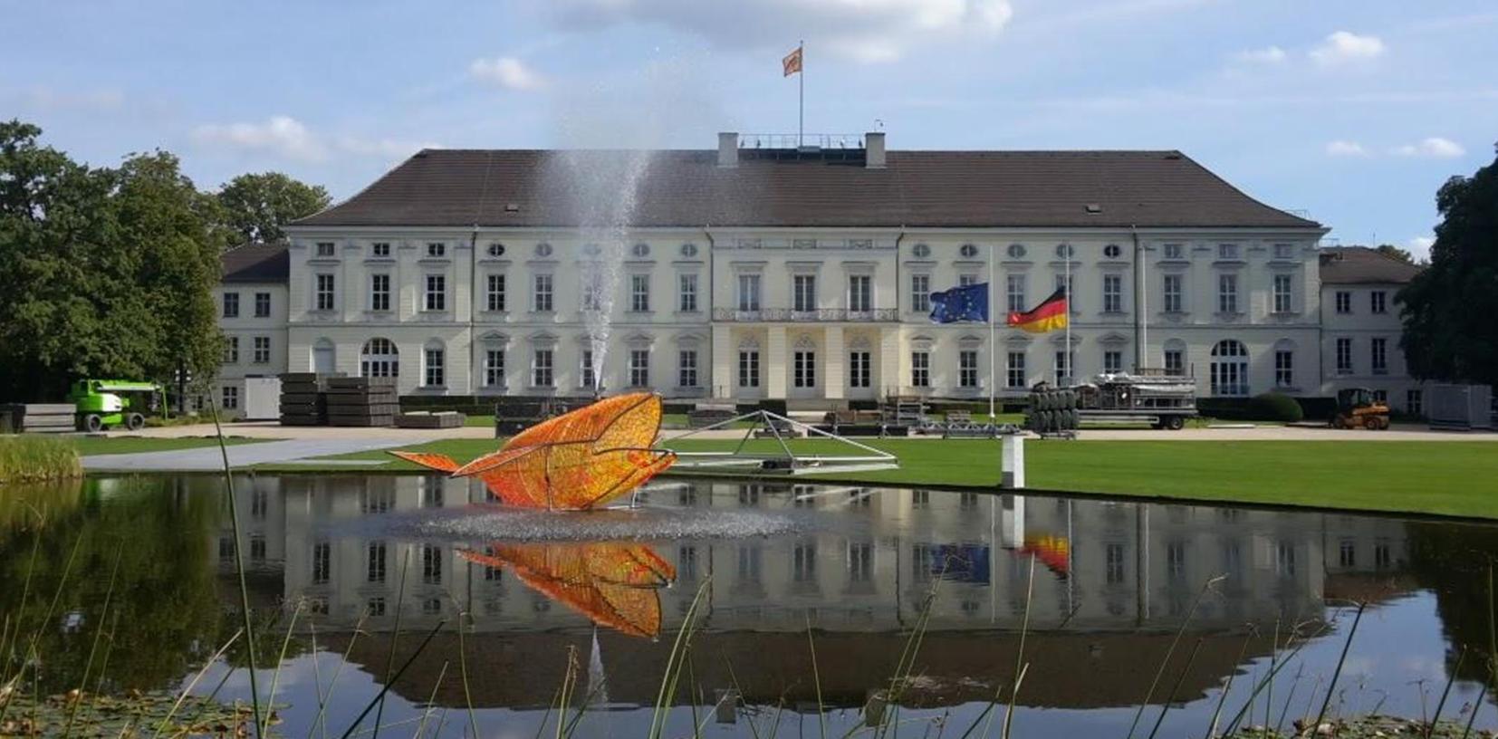 Ein bunter Wal aus Erlangen als Blickfang vor Schloss Bellevue in Berlin: Die Dieter-Erhard-Skulptur, die schon in Kronach zu sehen war, ist am Wochenende eine der vielen Attraktionen beim Bürgerfest des Bundespräsidenten.