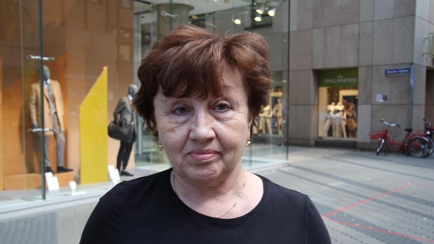 Auch Hanna Bardshova (67) zeigt sich betroffen: "Wegen der Rabatte habe ich immer gern bei Wöhrl eingekauft. Aufs Online-Shopping werde ich allerdings nicht umsteigen, das finde ich unangenehm." Im Fall der Fälle würde sie notfalls auf andere Nürnberger Geschäfte ausweichen.