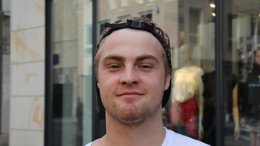 Er wolle das Einkaufen live erleben, sagt Marcel Lautenbach (19) aus Nürnberg. Vor allem die Älteren bräuchten Läden wie Wöhrl, sie würden auch vom Angebot mehr angesprochen. Er selbst schaue am Ludwigsplatz nur vorbei, um Schnäppchen zu jagen.