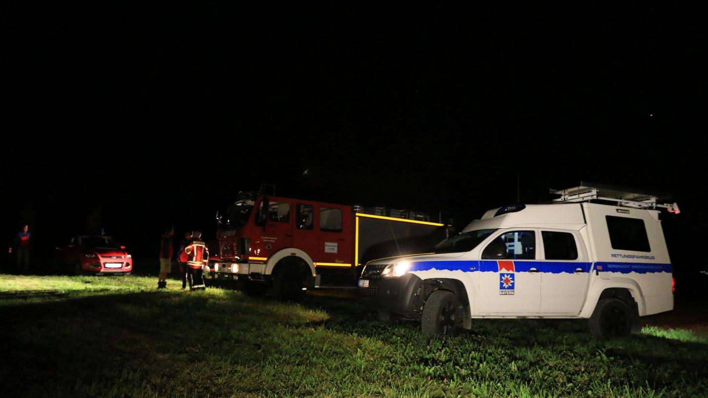 Rettungskräfte im Wald bei Wohlmuthshüll: Ein 26-Jähriger hat sich im Drogenrausch schwer verletzt.
