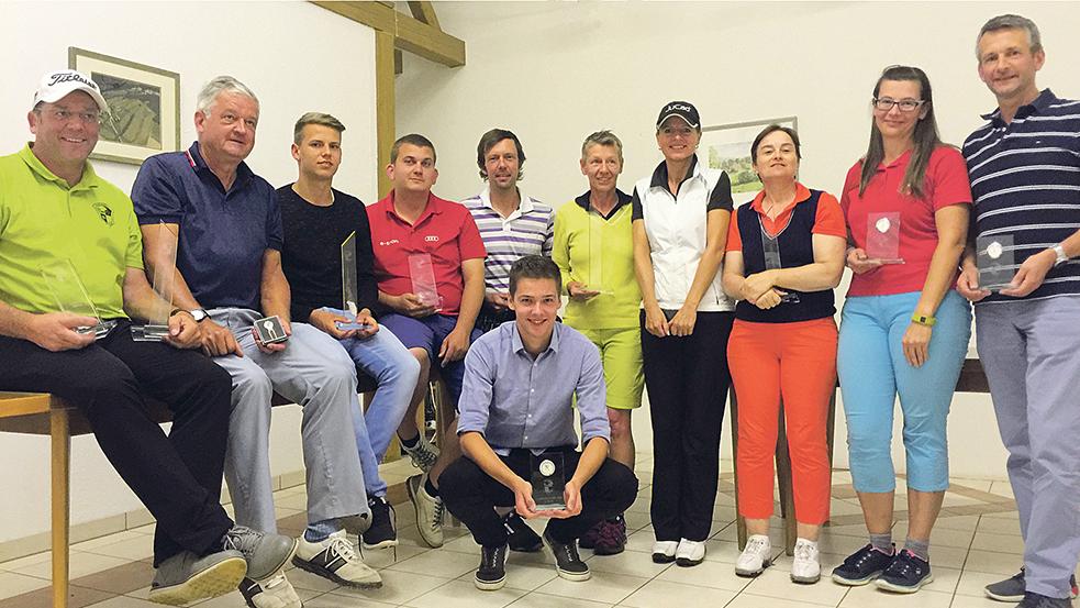 So sehen Sieger aus: Diese Mitglieder des Golfclubs Zollmühle lagen bei den diesjährigen Clubmeisterschaften vorn. So sehen Sieger aus: Diese Mitglieder des Golfclubs Zollmühle lagen bei den diesjährigen Clubmeisterschaften vorn.