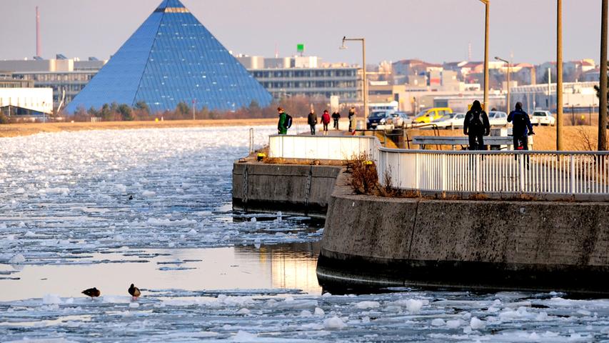 Die Pyramide am Kanal im tiefsten Winter.