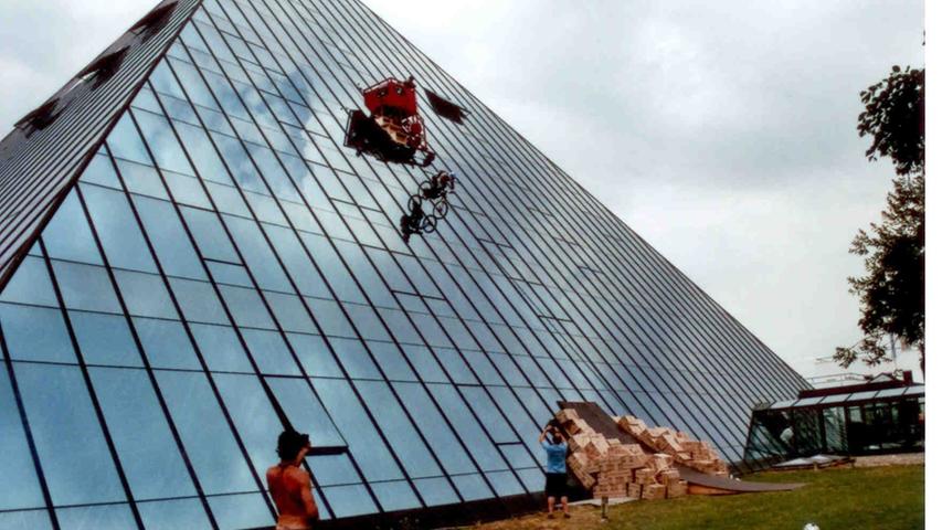 2010 fuhr ein Stuntman für die Sendung Galileo die Fassade hinunter.