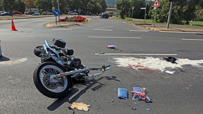 Zwei Motorradfahrer auf 299 bei Berching schwer verletzt