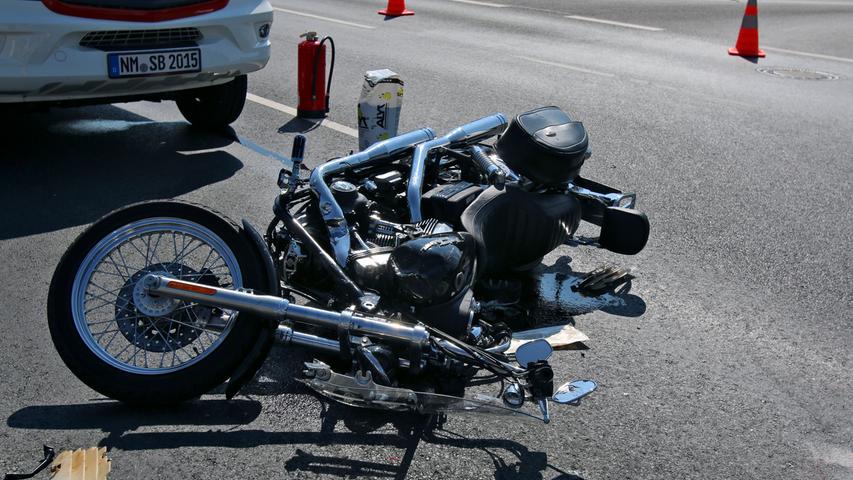 Zwei Motorradfahrer auf 299 bei Berching schwer verletzt