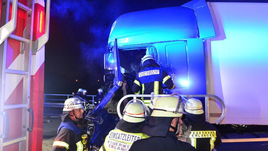 Drei Lkw sind in der Nacht von Mittwoch auf Donnerstag auf der A3 zwischen Frauenaurach und dem Kreuz Fürth/Erlangen an einem Stauende ineinander gekracht. Dabei wurden drei Personen leicht verletzt. Es lief massig Diesel aus.