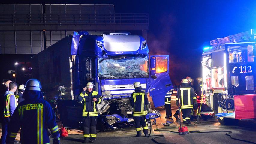 Drei Lkw sind in der Nacht von Mittwoch auf Donnerstag auf der A3 zwischen Frauenaurach und dem Kreuz Fürth/Erlangen an einem Stauende ineinander gekracht. Dabei wurden drei Personen leicht verletzt. Es lief massig Diesel aus.