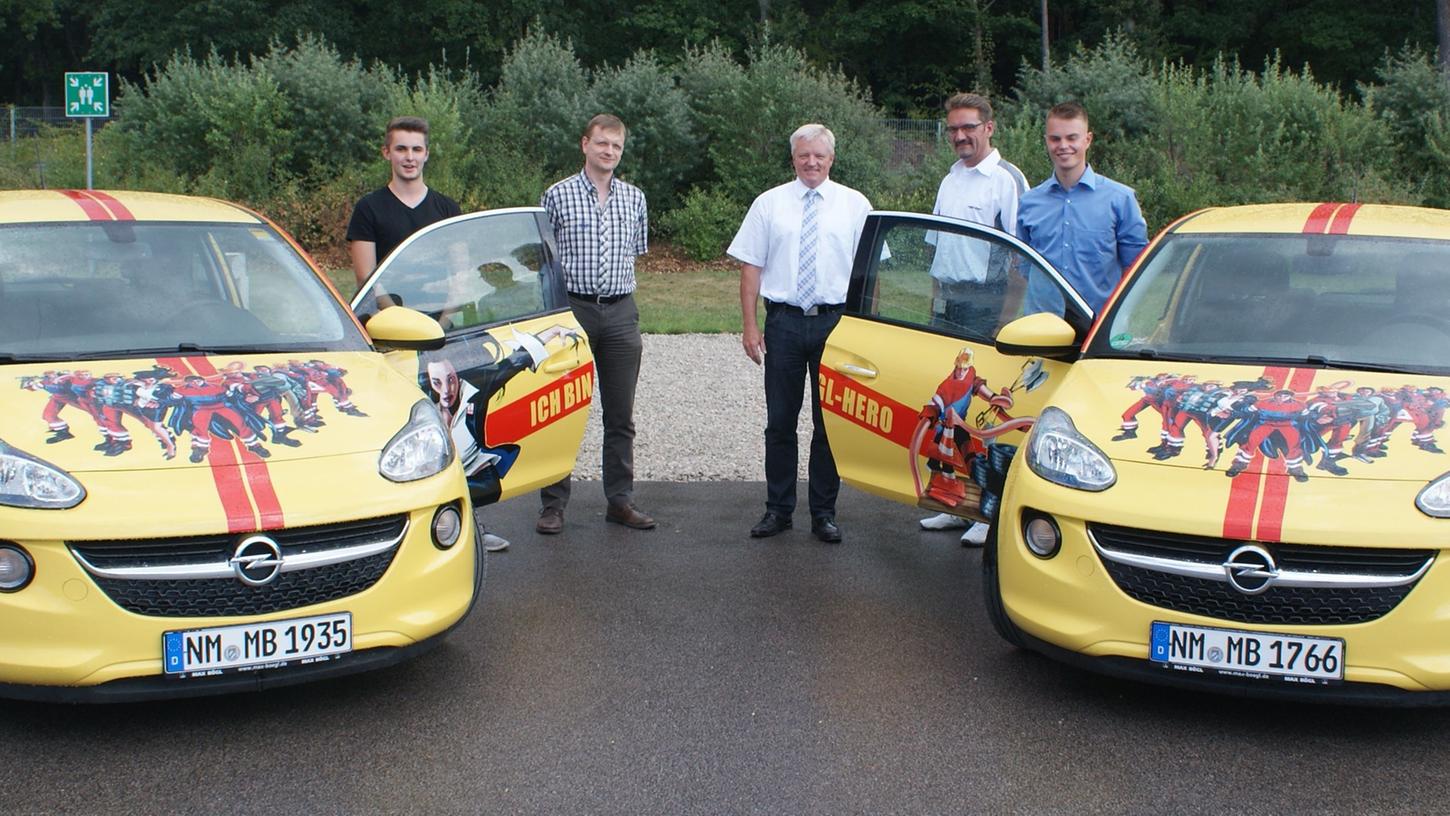 Eine neue Azubi-Generation bekommt die Schlüssel für die zwei Opel Adams. Von links nach rechts: Azubi Kevin Schenkel, Oliver Kube (Ausbilder technische Systemplaner), Kurt Walther (Leiter Aus- und Weiterbildung), Andreas Stops (Ausbilder Elektroniker) und Azubi Leif Terstegen.