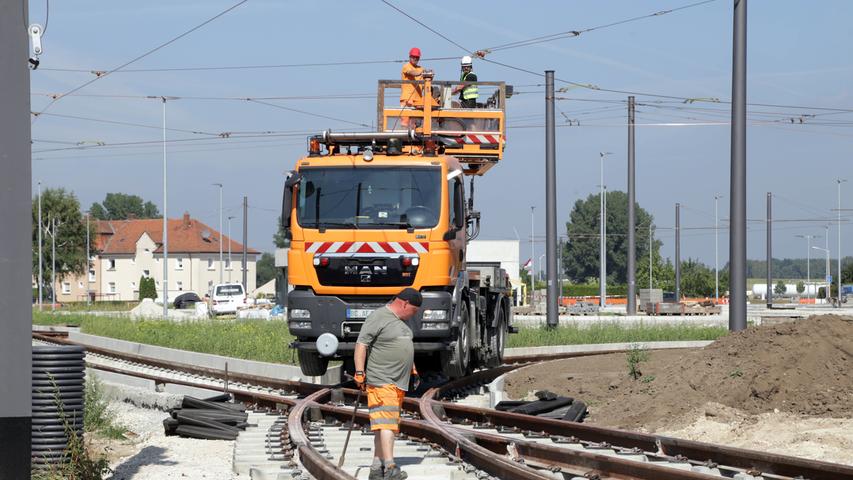 Ausbau der Straßenbahn-Linie 4: Die Oberleitung hängt
