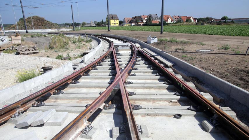 Ausbau der Straßenbahn-Linie 4: Die Oberleitung hängt