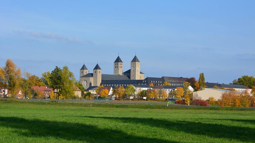 Mit dieser Bildergalerie laden wir ein auf eine kleine Tour durch die Benediktinerabtei in Münsterschwarzach im Landkreis Kitzingen. Zu entdecken gibt es dort genug: Auf 17 Hektar drängen sich nicht nur die 90 Mönche, sondern auch 20 klostereigene Betriebe wie Druckerei, Bäckerei oder Metzgerei.