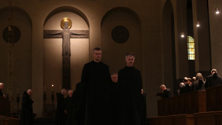 Viermal am Tag kommen die Mönche in die Abteikirche zu den Gebetszeiten, das erste Mal schon um 5.05 Uhr morgens. Dazu gibt es täglich einen Gottesdienst.