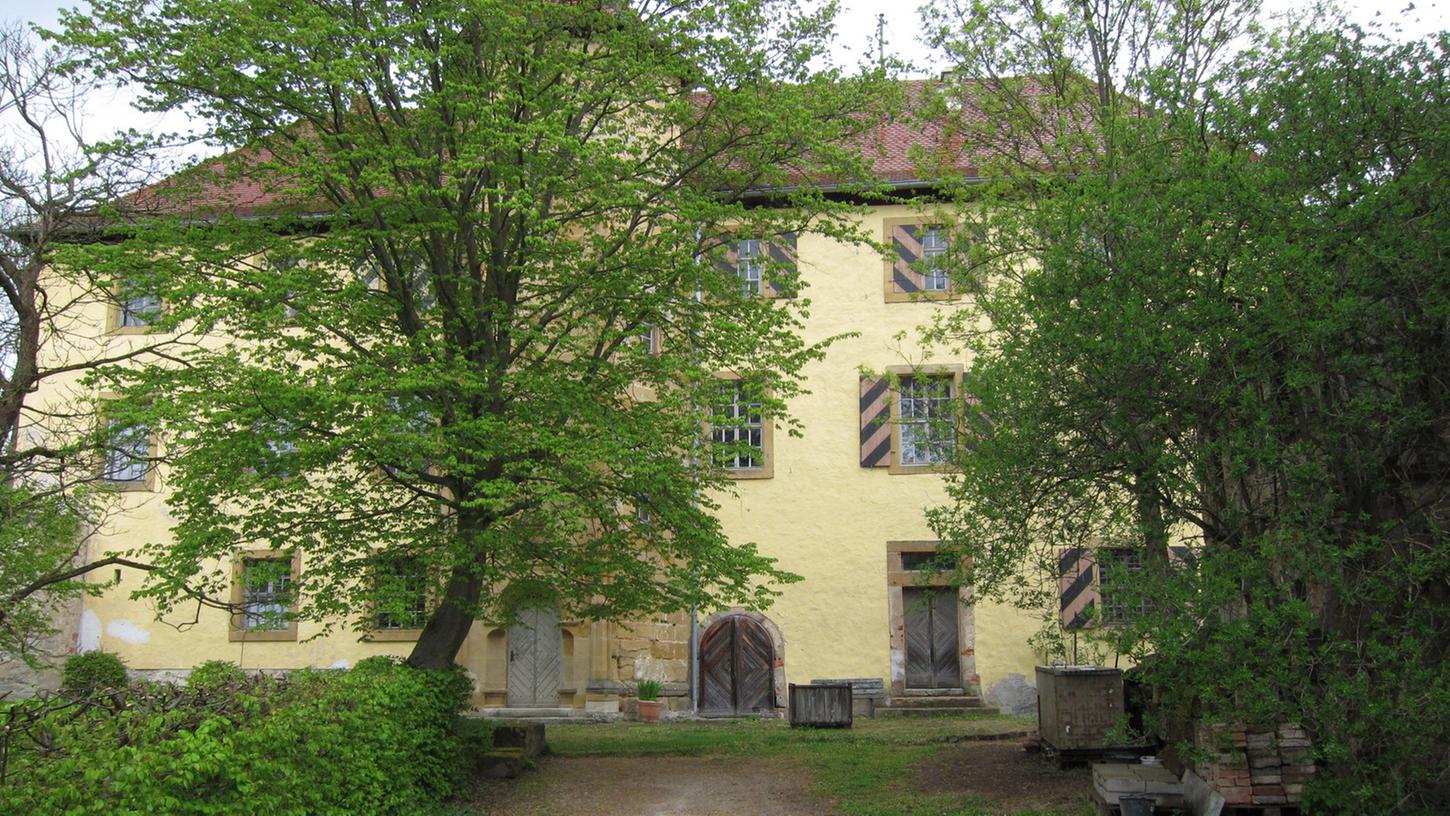 Auf der Veranstaltungsliste für den "Tag des offenen Denkmals" tauchte auch der Name des Rechtsextremisten Karl-Heinz Hoffmann als Führer von Besuchergruppen durch sein Schloss in Ermreuth auf. Auf der Veranstaltungsliste für den "Tag des offenen Denkmals" tauchte auch der Name des Rechtsextremisten Karl-Heinz Hoffmann als Führer von Besuchergruppen durch sein Schloss in Ermreuth auf.