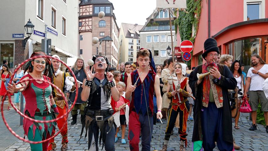 Der Auftakt zum Burggrabenfest: Bunter Umzug mit Gauklern und Marktleuten