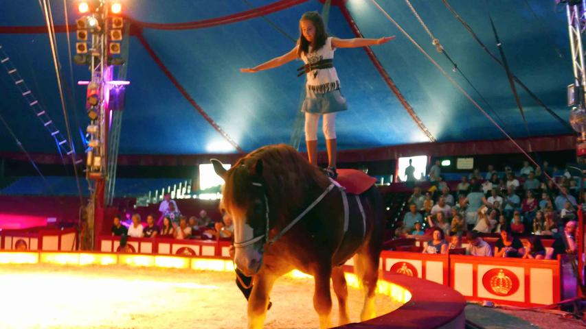 ...oder Stunts auf dem Pferd, wofür es den ersten Applaus der Show gab.