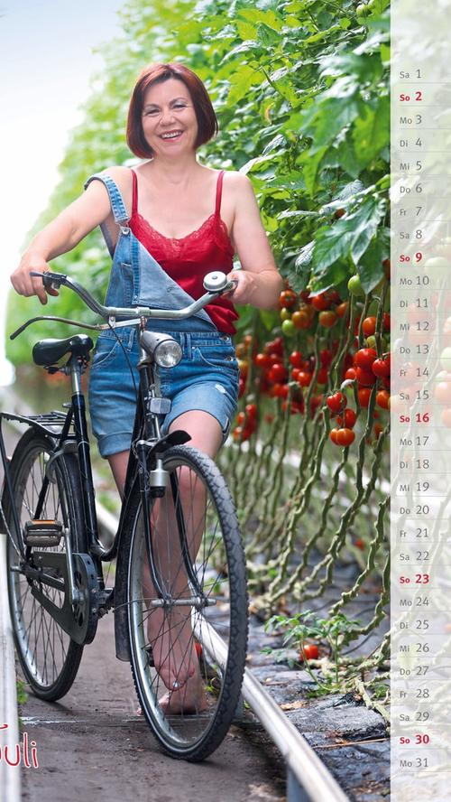 Keine Müdigkeit vortäuschen - im Juli heißt es: Pedale treten! Marianne Höfler schwingt sich schon einmal auf das Fahrrad.