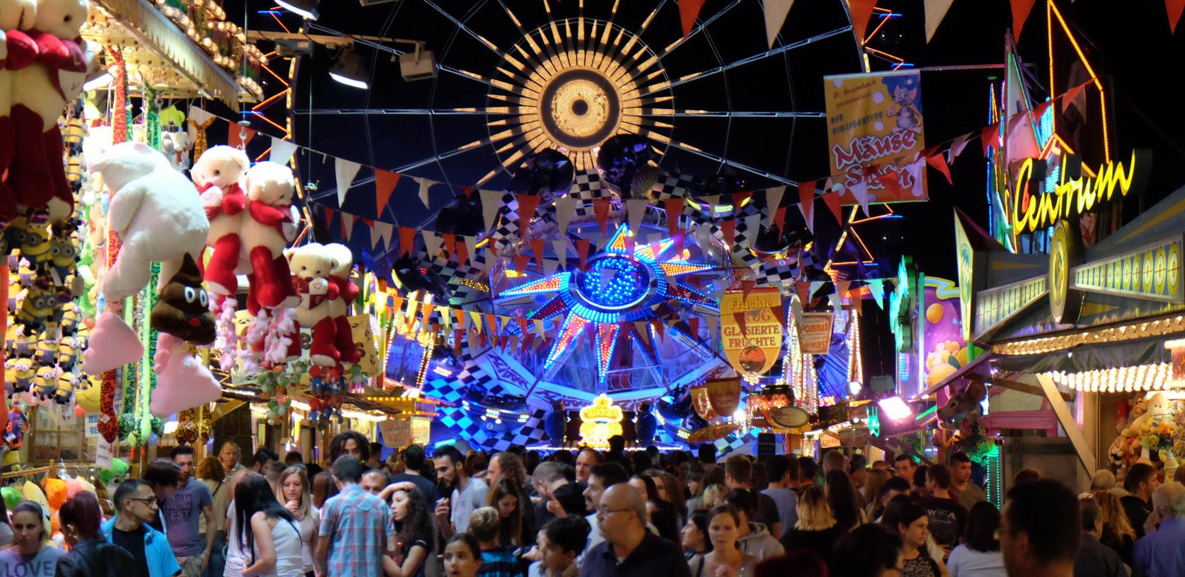 Besonders bei Nacht macht das Nürnberger Volksfest richtig was her.