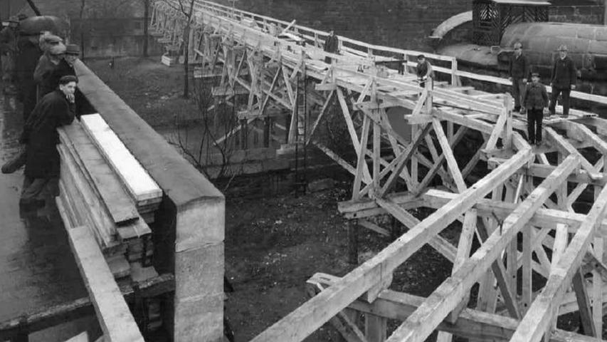 Fakt ist: Nach dem Anbau in den 30ern wird der Übergang 1963 noch einmal ver­breitert. Es ist Brücke Nummer vier. 
