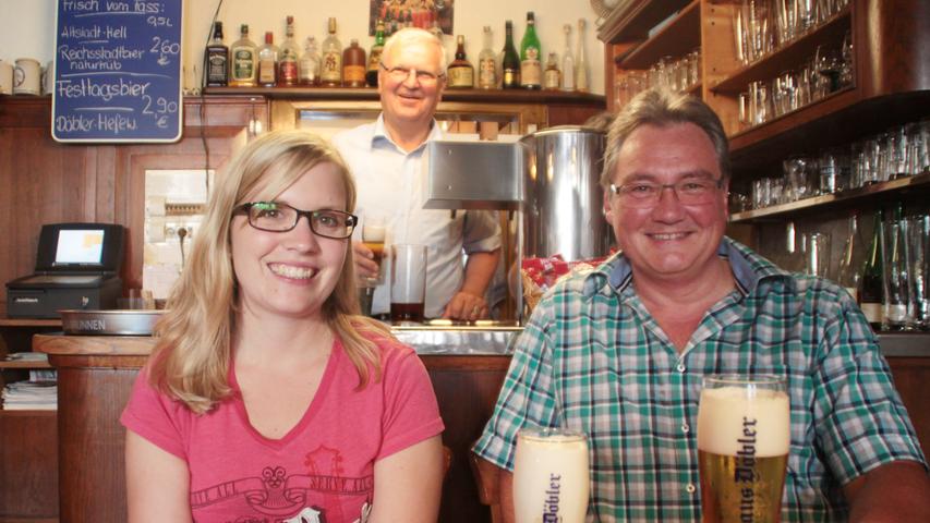 Thomas Laue (53) geht seit mindestens 25 Jahren "Zum Döbler" in Bad Windsheim. Beim Samstagshogger-Stammtisch - einer von 18 Stammtischen - kann er abschalten. "Der Döbler ist wie eine kleine Wellnessoase. Hier kann man gute Gespräche führen, es ist gemütlich und ein breites Bierangebot gibt's auch noch", schwärmt der Verkaufsleiter. Von Altstadt Hell über Land Märzen bis zu Döbler Leichtes Pils. "Beim Döbler ist für jeden was dabei", so Laue. Neben den Bieren, die in der eigenen Brauerei entstehen, ergänzt eine regionale Vesperkarte das Angebot. Regionalität und Handwerk ist dem Wirt Wilhelm Döbler (66) wichtig. "Wir brauen mit handwerklichen Methoden und ohne Computersteuerung", erklärt er stolz. Seit 1867 ist die Gaststätte mit zugehöriger Brauerei im Besitz der Familie Döbler - und so soll es auch bleiben: Die Kinder des Brau- und Malzmeisters werden den Betrieb früher oder später übernehmen. Thomas Laue (53) geht seit mindestens 25 Jahren "Zum Döbler" in Bad Windsheim. Beim Samstagshogger-Stammtisch - einer von 18 Stammtischen - kann er abschalten. "Der Döbler ist wie eine kleine Wellnessoase. Hier kann man gute Gespräche führen, es ist gemütlich und ein breites Bierangebot gibt's auch noch", schwärmt der Verkaufsleiter. Von Altstadt Hell über Land Märzen bis zu Döbler Leichtes Pils. "Beim Döbler ist für jeden was dabei", so Laue. Neben den Bieren, die in der eigenen Brauerei entstehen, ergänzt eine regionale Vesperkarte das Angebot. Regionalität und Handwerk ist dem Wirt Wilhelm Döbler (66) wichtig. "Wir brauen mit handwerklichen Methoden und ohne Computersteuerung", erklärt er stolz. Seit 1867 ist die Gaststätte mit zugehöriger Brauerei im Besitz der Familie Döbler - und so soll es auch bleiben: Die Kinder des Brau- und Malzmeisters werden den Betrieb früher oder später übernehmen.