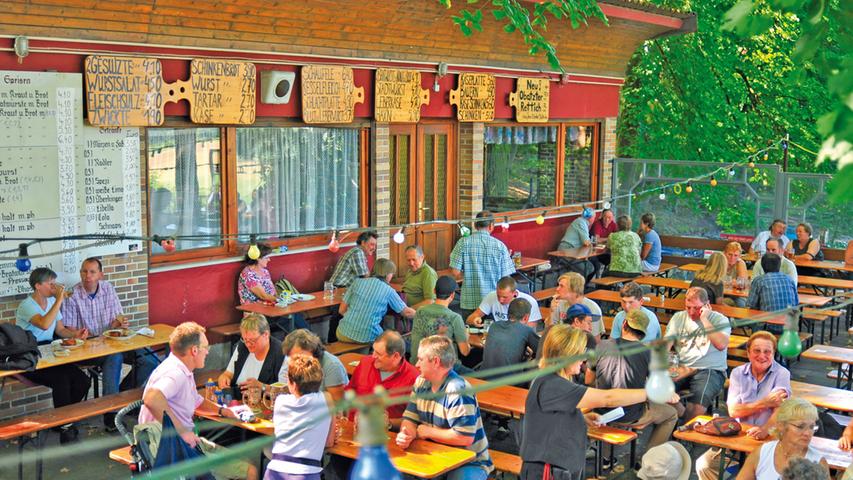 Der Vorjahresgewinner darf natürlich nicht fehlen. 2021 hat bei der Abstimmung zum schönsten Biergarten in der Region der Wettelsheimer Keller in Treuchtlingen mit großem Abstand die meisten Stimmen bekommen. Deftige Speisen und kühles Bier zu günstigen Preisen und einen sagenhaften Ausblick werden geboten. Bei schönem Wetter sind die 1200 Sitzplätze auf drei Terrassen gut gefüllt, schließlich sind das Seenland, die Fossa Carolina und Solnhofen mit seinem Steinbruch und dem Fossilien-Museum nicht weit. Geöffnet ist der Biergarten von Mai bis September Donnerstag bis Sonntag ab 11 Uhr. Im Juli und August ist zusätzlich Montag bis Mittwoch ab 16 Uhr geöffnet.