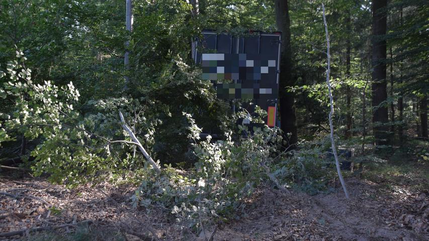40-Tonner außer Kontrolle: Lkw landet neben A9 im Wald
