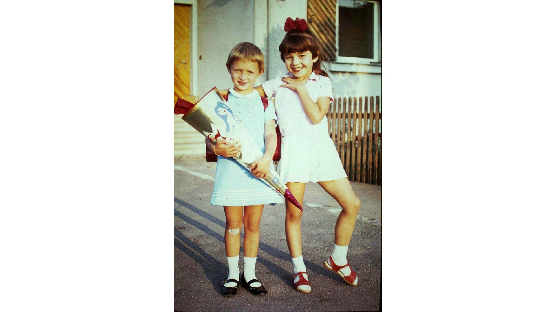 Natürlich darf die beste Freundin am ersten Schultag nicht fehlen: Gabriele Oyss (geb. Fleischhauer) mit ihrer damals beste Kindergarten- und Schulfreundin Heike (rechts) im September 1969 in Petersaurach.