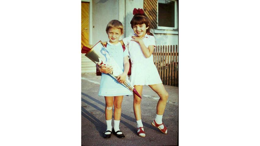 Natürlich darf die beste Freundin am ersten Schultag nicht fehlen: Gabriele Oyss (geb. Fleischhauer) mit ihrer damals beste Kindergarten- und Schulfreundin Heike (rechts) im September 1969 in Petersaurach.