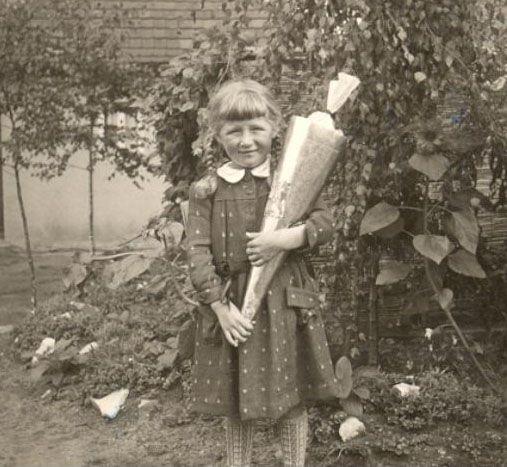 Einen interessanten Familien-Vergleich liefert Brigitte Scharrer aus Schwabach, die mit einem Foto ihrer Einschulung im Jahr 1957 den Anfang macht.