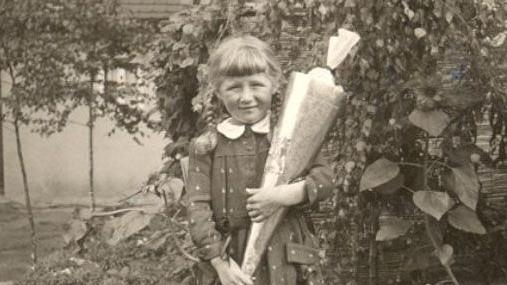 Einen interessanten Familien-Vergleich liefert Brigitte Scharrer aus Schwabach, die mit einem Foto ihrer Einschulung im Jahr 1957 den Anfang macht.