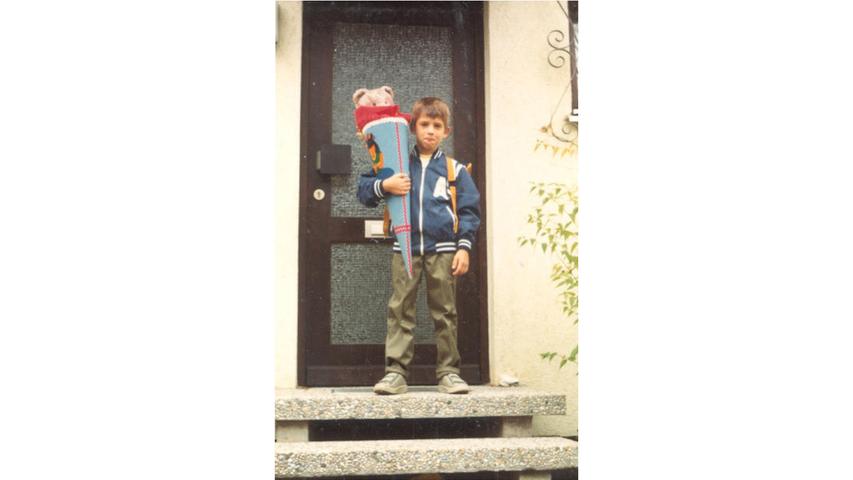 Lässig mit einem Teddybären in der Schultüte zeigt Brigitte Scharrers Neffe Michael 1986, dass er bereit ist, die Schulbank zu drücken.