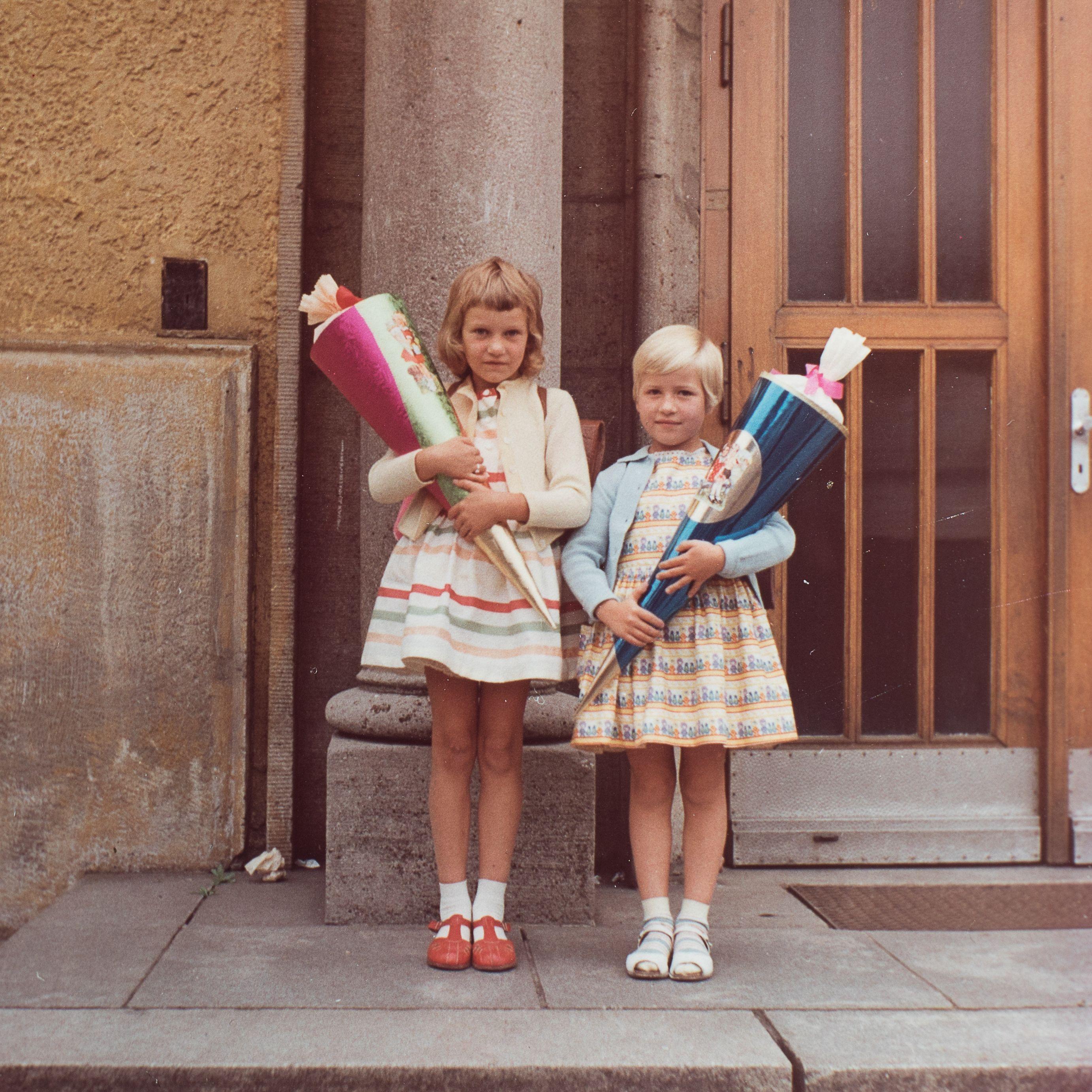 Immer wieder gern kramt Ulrike Reich-Zmarsly aus Nürnberg ihr Einschulungsfoto vom September 1961 heraus. An ihrer linken Seite: Schulfreundin Edeltraud. Mit freundlichen Grüßen