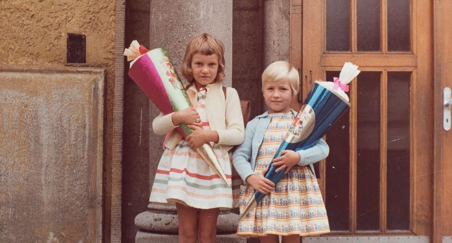 Immer wieder gern kramt Ulrike Reich-Zmarsly aus Nürnberg ihr Einschulungsfoto vom September 1961 heraus. An ihrer linken Seite: Schulfreundin Edeltraud. Mit freundlichen Grüßen