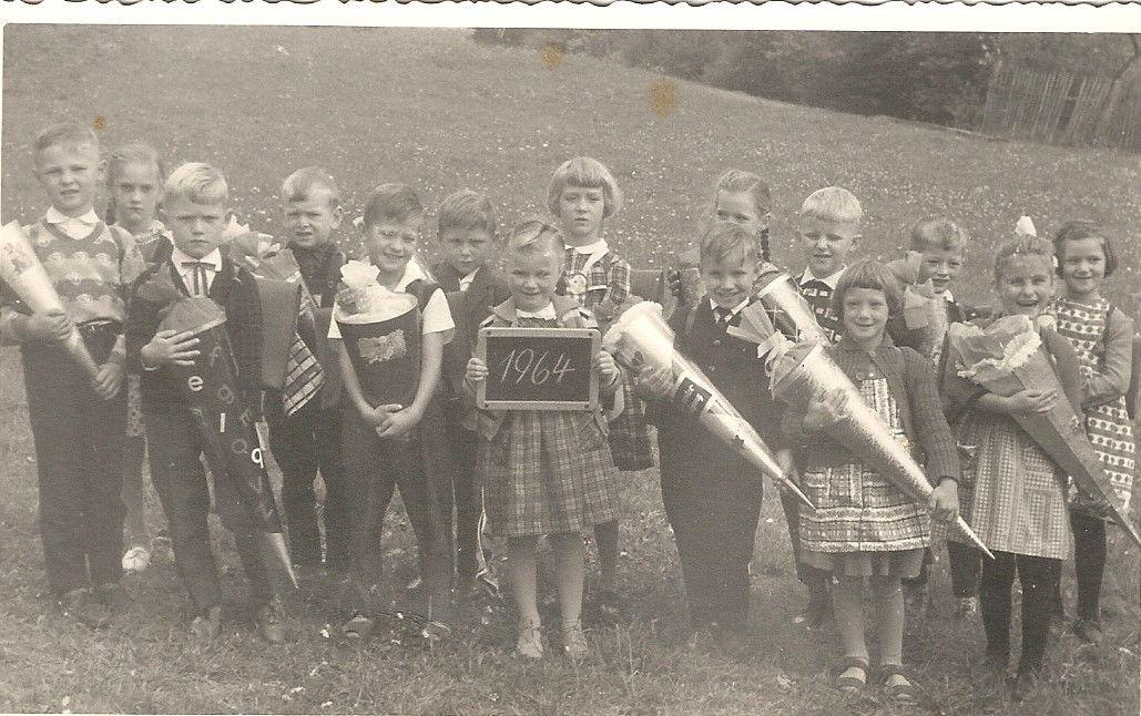 Mit einem herzhaften Lachen begann Ingrid Pfeiffer (Zweite von rechts) 1964 ihre Zeit an der Volksschule in Herpersdorf bei Dietenhofen. "In der kleinen Volksschule wurden damals von der ersten bis zur vierten Klasse alle Kinder gemeinsam unterrichtet", erinnert sich Ingrids Mutter Elisabeth Pfeiffer.