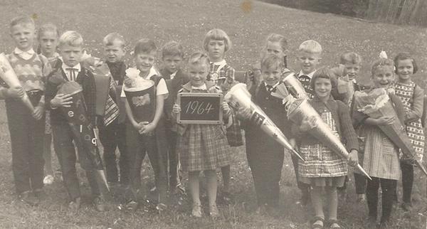 Mit einem herzhaften Lachen begann Ingrid Pfeiffer (Zweite von rechts) 1964 ihre Zeit an der Volksschule in Herpersdorf bei Dietenhofen. "In der kleinen Volksschule wurden damals von der ersten bis zur vierten Klasse alle Kinder gemeinsam unterrichtet", erinnert sich Ingrids Mutter Elisabeth Pfeiffer.