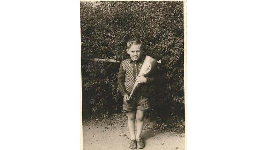 Socken trug Alfred Görgner auf seinem Einschulungsfoto keine. Aber wen interessieren an so einem Tag schon die Socken? Viel wichtiger war die Schultüte, die er in Händen hielt.