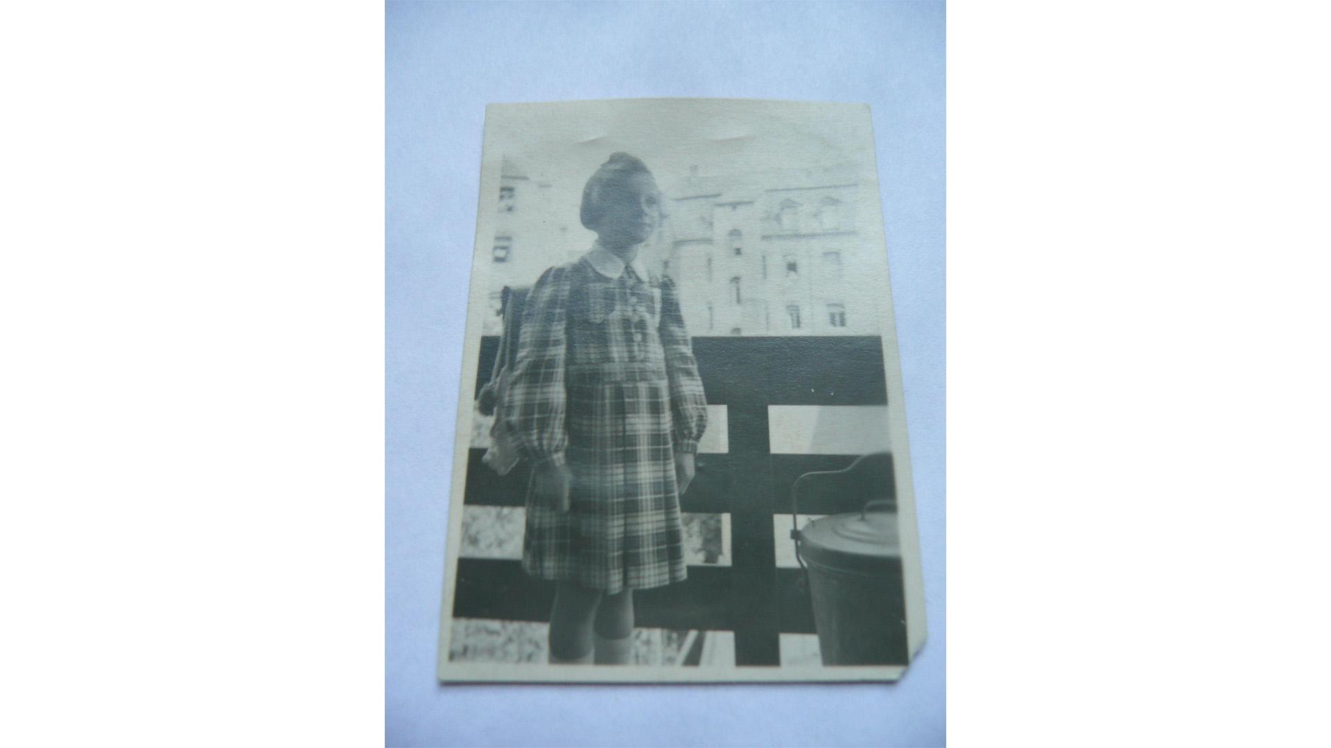 "Ein schlechtes Foto aus schlechten Zeiten" zeigt Irmgard Emilius am 3. September 1946. "Als Kriegskind gab es damals außer einem Schulranzen aus Pappdeckel nichts. Auf dem Foto stehe ich auf unserem damaligen Balkon – im Vordergrund der alte Kehrrichteimer, den ich noch heute besitze", erinnert sich die Erlangerin.