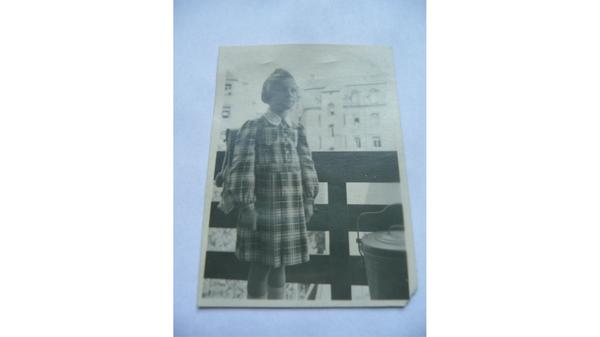 "Ein schlechtes Foto aus schlechten Zeiten" zeigt Irmgard Emilius am 3. September 1946. "Als Kriegskind gab es damals außer einem Schulranzen aus Pappdeckel nichts. Auf dem Foto stehe ich auf unserem damaligen Balkon – im Vordergrund der alte Kehrrichteimer, den ich noch heute besitze", erinnert sich die Erlangerin.