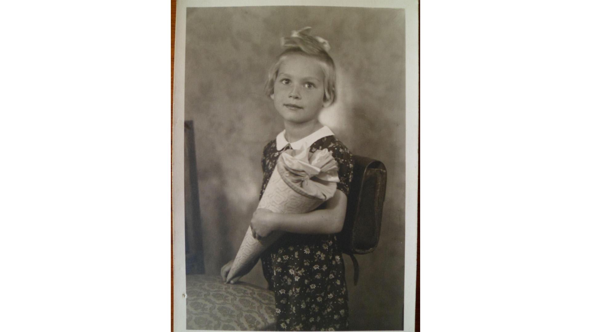 Dieses Foto zum Beginn des Schuljahres 1942/43 zeigt Mathilde Kleinlein (geb. Graf), die fortan die Oedenberger Volksschule in Nürnberg besuchte.