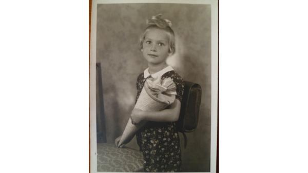 Dieses Foto zum Beginn des Schuljahres 1942/43 zeigt Mathilde Kleinlein (geb. Graf), die fortan die Oedenberger Volksschule in Nürnberg besuchte.