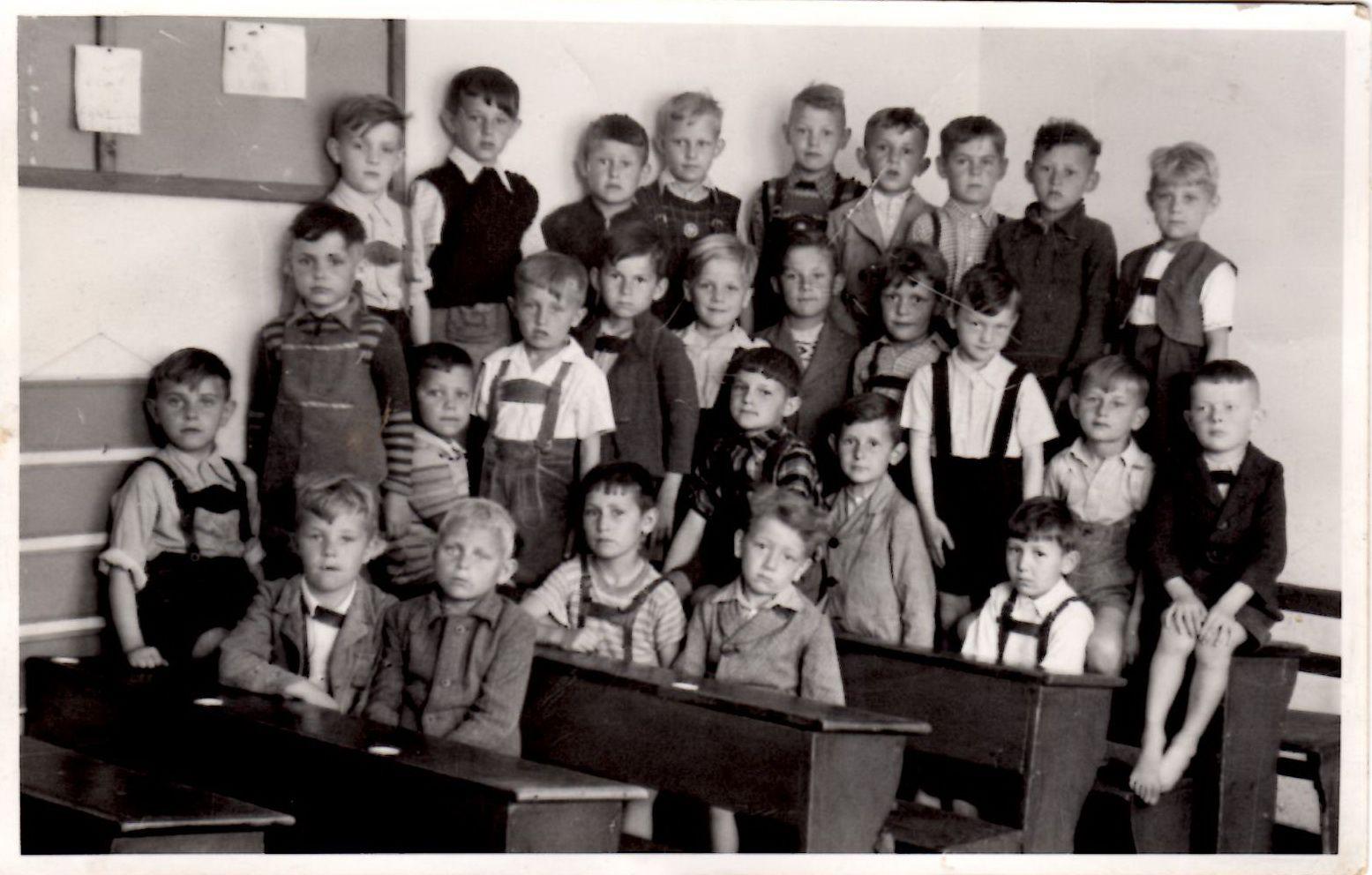 Nicht jedes Kind hat am ersten Schultag eine Tüte - auch Richard Guckenberger (Zweiter von links unten, mit der Schürze) ging ohne an den Start. "Schultüten hatten damals die meisten nicht", erinnert sich der Nürnberger. Sein Klassenfoto ist zwar nicht vom ersten Schultag, aber von der ersten Klasse, 1949.