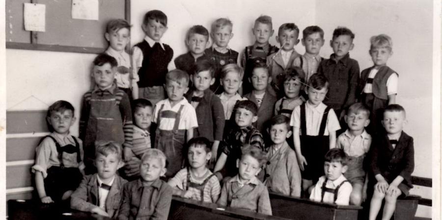Nicht jedes Kind hat am ersten Schultag eine Tüte - auch Richard Guckenberger (Zweiter von links unten, mit der Schürze) ging ohne an den Start. "Schultüten hatten damals die meisten nicht", erinnert sich der Nürnberger. Sein Klassenfoto ist zwar nicht vom ersten Schultag, aber von der ersten Klasse, 1949.