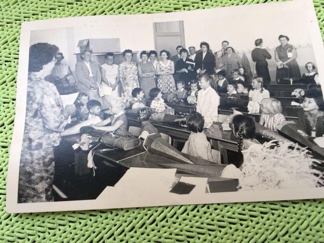 Der erste Schultag ist nicht nur für die Erstklässler aufregend. Auch die Eltern verfolgen die Einschulung voller Spannung. Dieses Bild zeigt den ersten Unterricht, den Elisabeth Klepek genießen durfte.