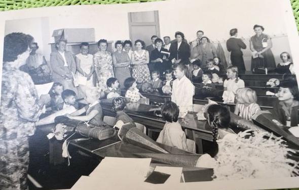 Der erste Schultag ist nicht nur für die Erstklässler aufregend. Auch die Eltern verfolgen die Einschulung voller Spannung. Dieses Bild zeigt den ersten Unterricht, den Elisabeth Klepek genießen durfte.